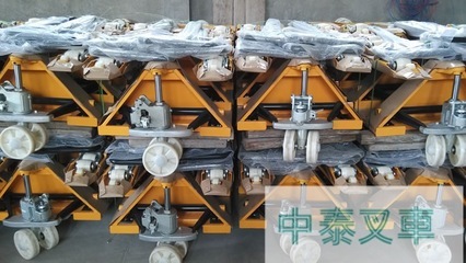 手動(dòng)托盤(pán)搬運(yùn)車(chē) 經(jīng)濟(jì)實(shí)用的倉(cāng)儲(chǔ)搬運(yùn)利器